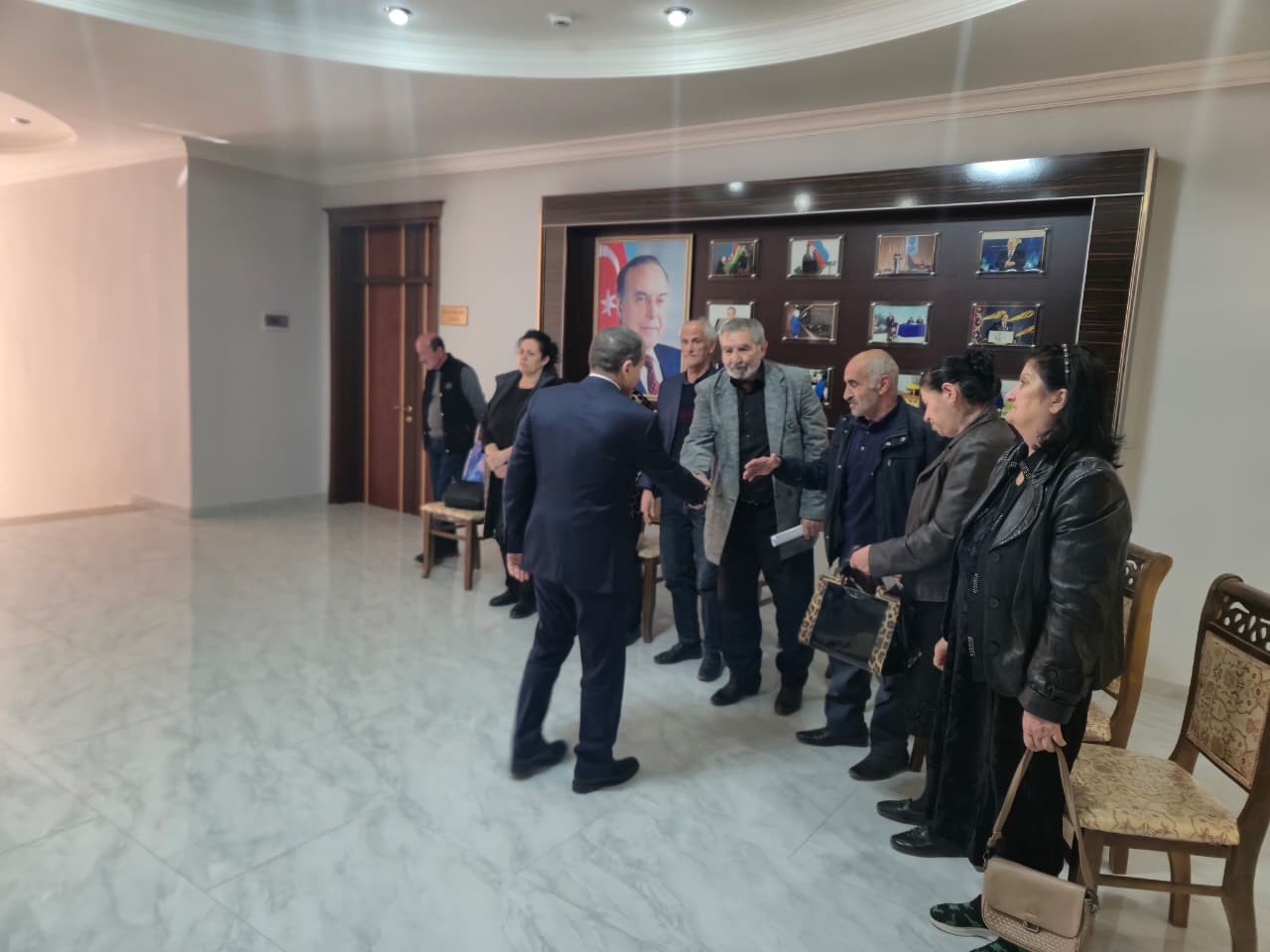 Bədəl Bədəlov seçiciləri ilə görüşdü - Bəzi məsələlər yerindəcə həll edildi (FOTOLAR)