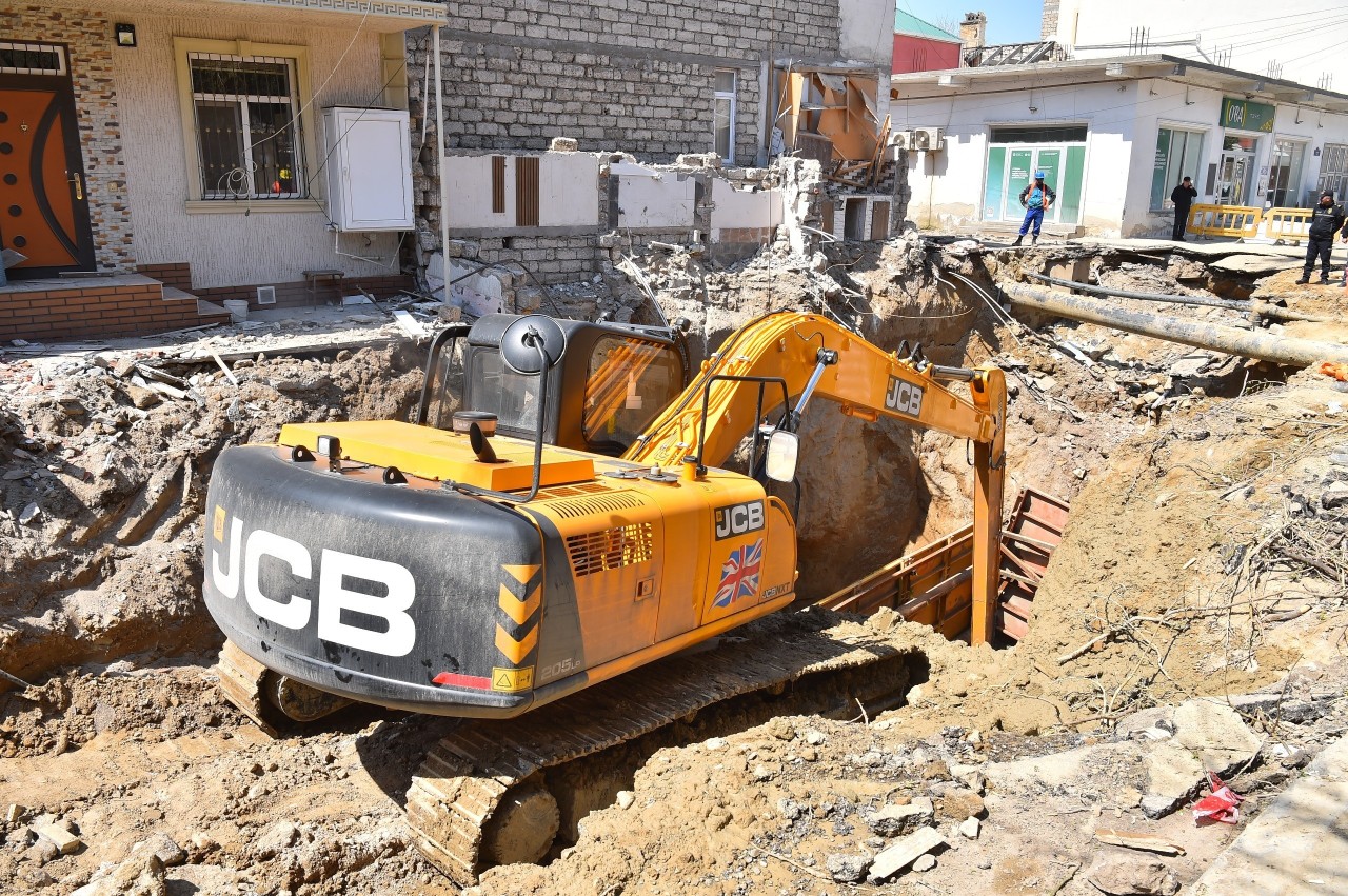 Keşlədə çökən kollektorun qəzalı hissəsi dəyişdirilir - FOTOLAR