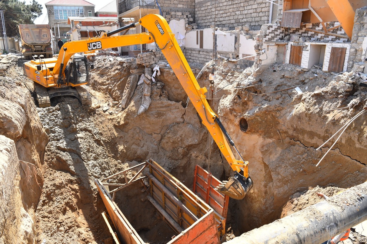 Keşlədə çökən kollektorun qəzalı hissəsi dəyişdirilir - FOTOLAR