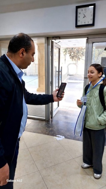 Bakının bu məktəbində şagirdlər QR kodla yoxlanılır - FOTOLAR