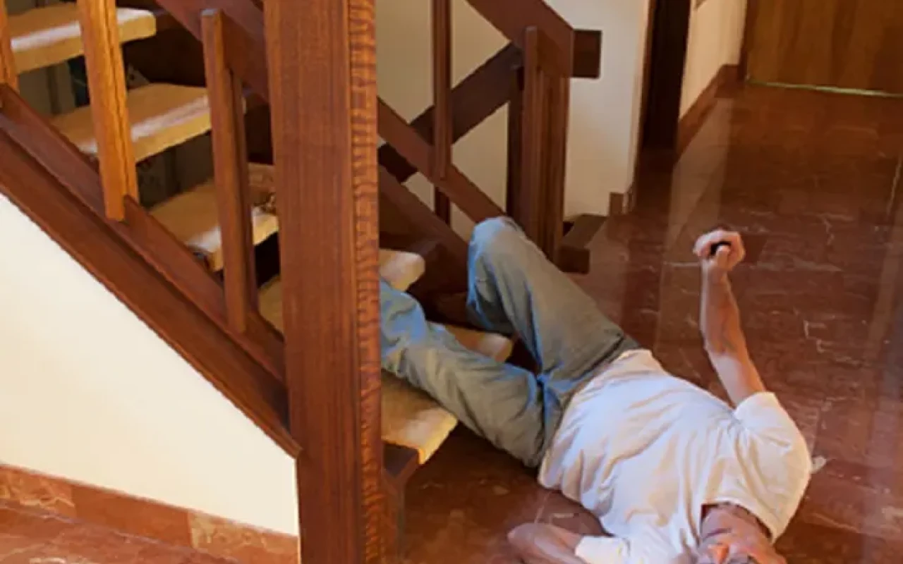 60 yaşlı kişi pilləkəndən yıxılaraq öldü