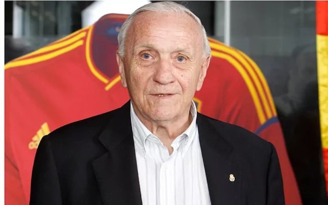 Əfsanəvi futbolçu 96 yaşında vəfat etdi