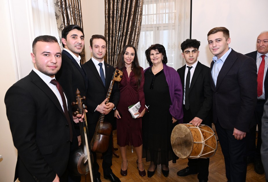 Leyla və Alena Əliyevalar kitab təqdimatında - FOTOLAR