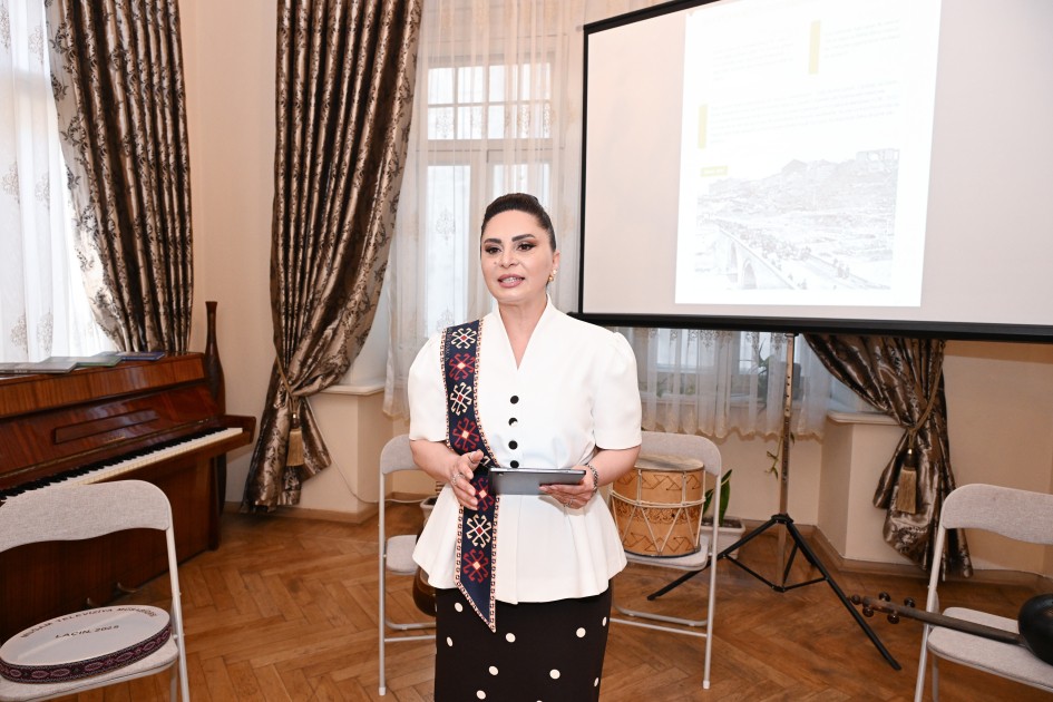 Leyla və Alena Əliyevalar kitab təqdimatında - FOTOLAR