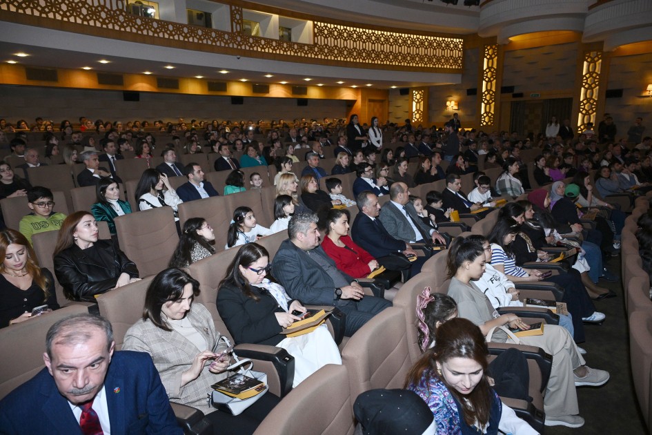 Leyla və Alena Əliyevalar film təqdimatında - FOTOLAR