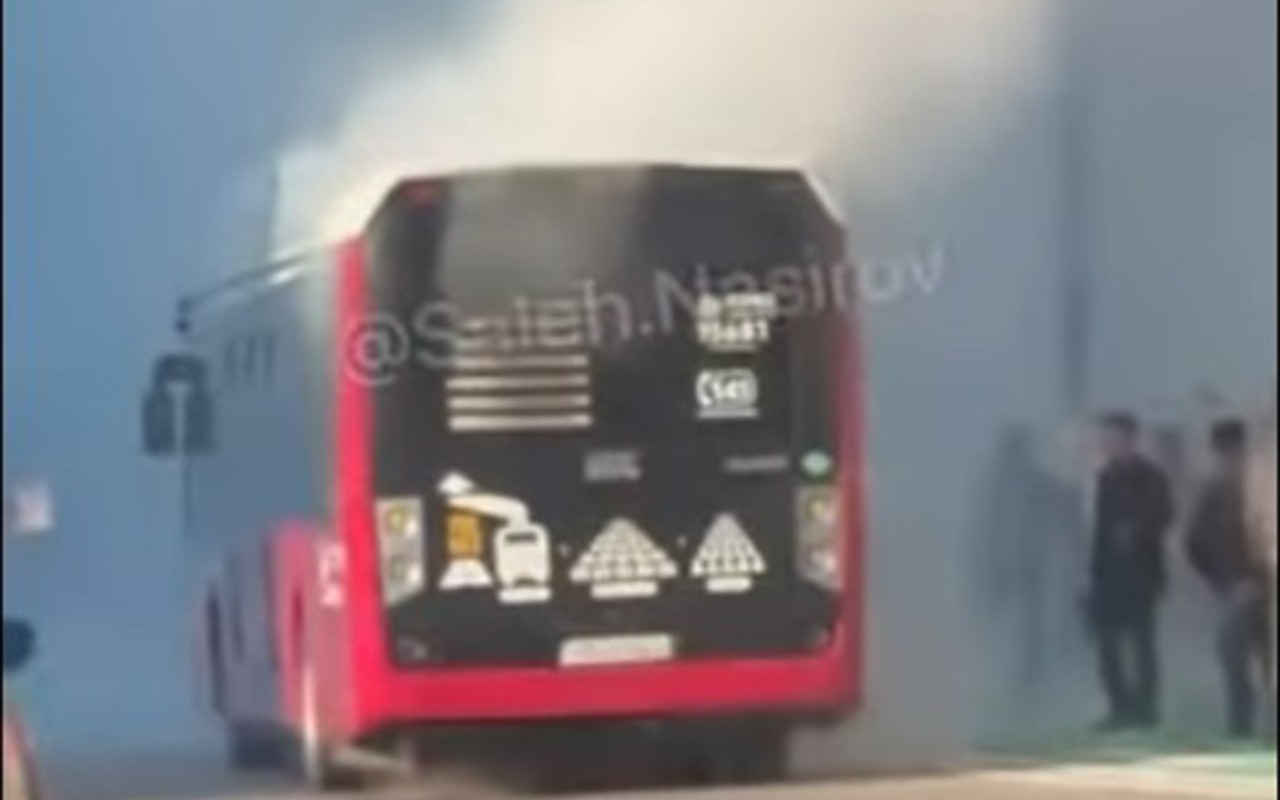 “BakuBus” avtobusunda tüstülənmə- VİDEO