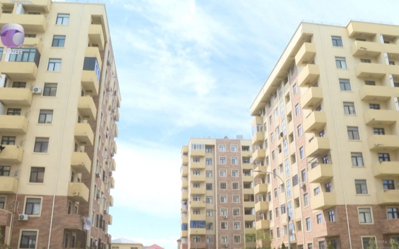 Şəhid ailələri üçün tikilən binaTƏHLÜKƏDƏ - VİDEO