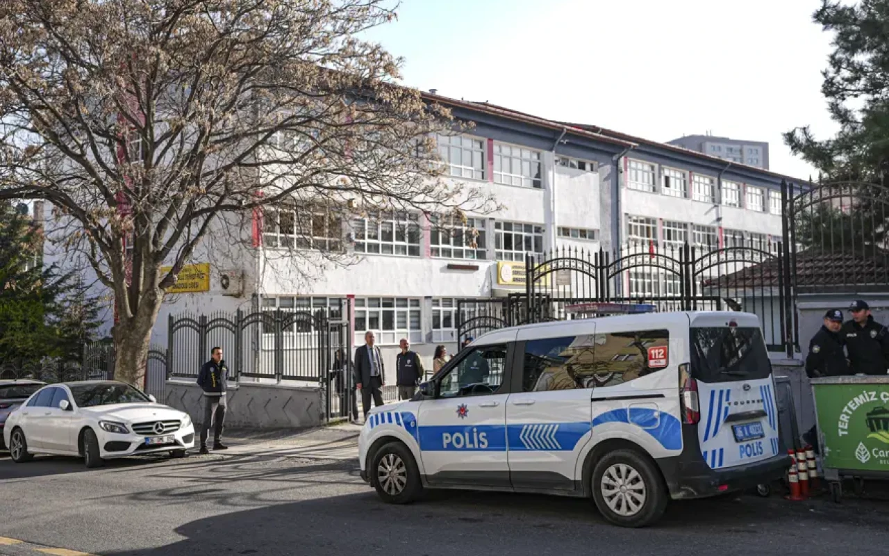 Hər məktəbin qarşısına 2 polistəyin etdilər