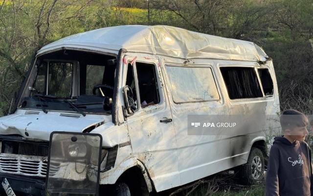Sabirabadda içərisində şagirdlər olan mikroavtobus aşdı- VİDEO