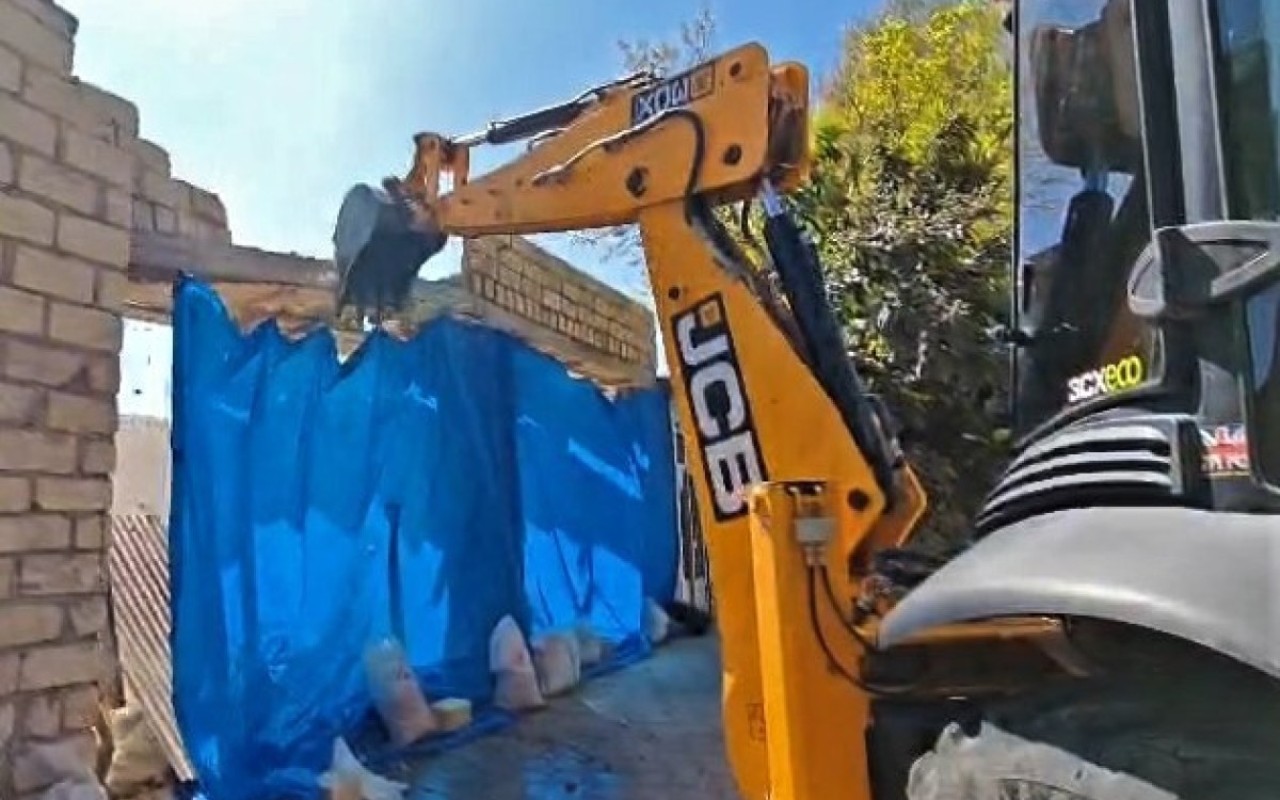 Gəncədə qanunsuz tikili sökülüb- VİDEO