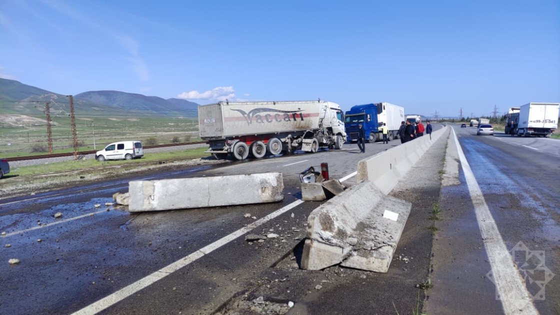 Bakı-Quba yolunda yük və minik avtomobilləri toqquşdu - FOTOLAR