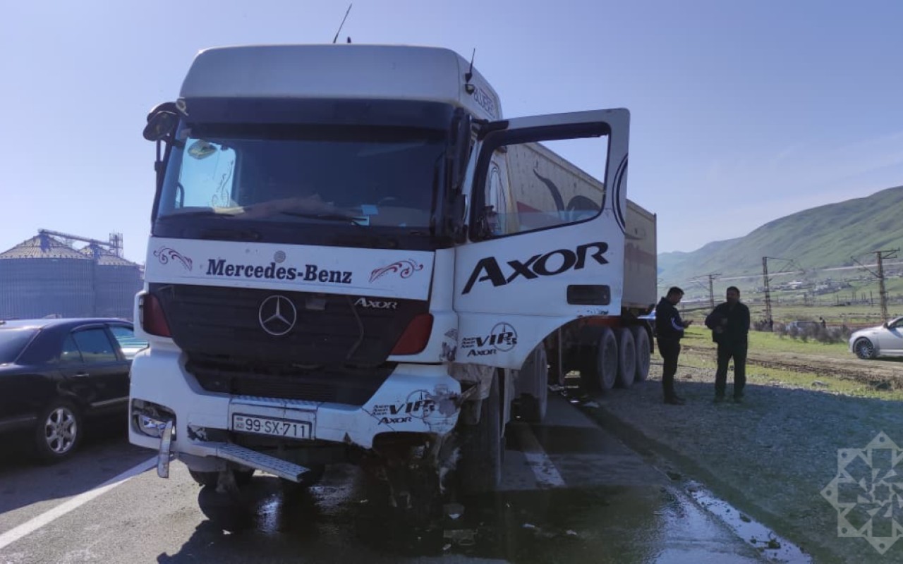 Bakı-Quba yolunda yük və minik avtomobilləri toqquşdu- FOTOLAR