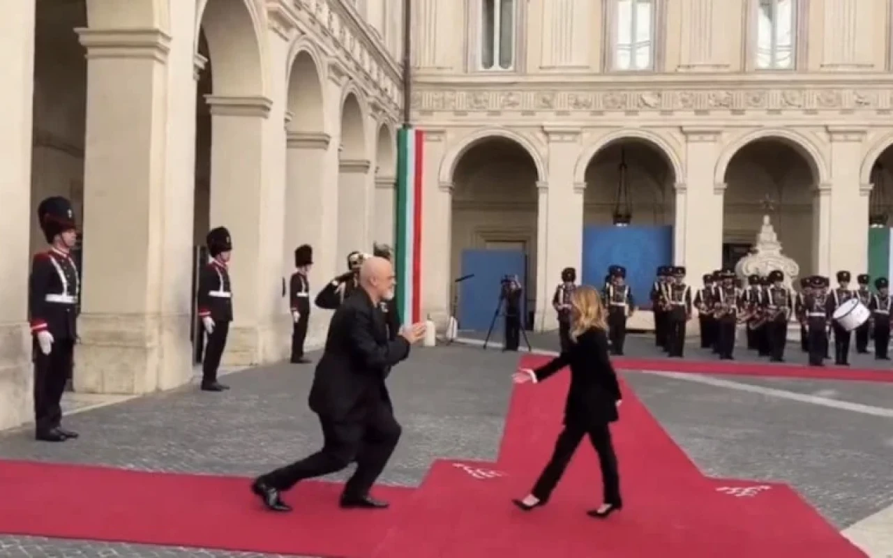 Yenidən Meloninin qarşısında diz çökdü -VİDEO