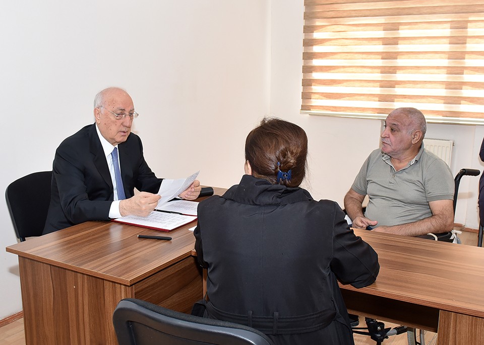 Zakir Fərəcov vətəndaş müraciətlərini dinləyib - FOTOLAR