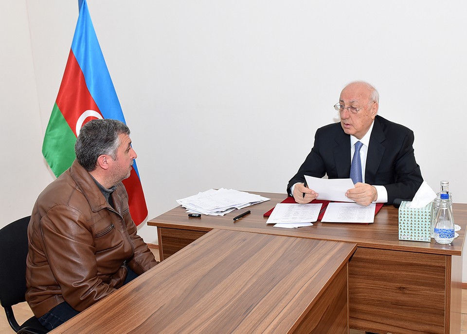 Zakir Fərəcov vətəndaş müraciətlərini dinləyib - FOTOLAR