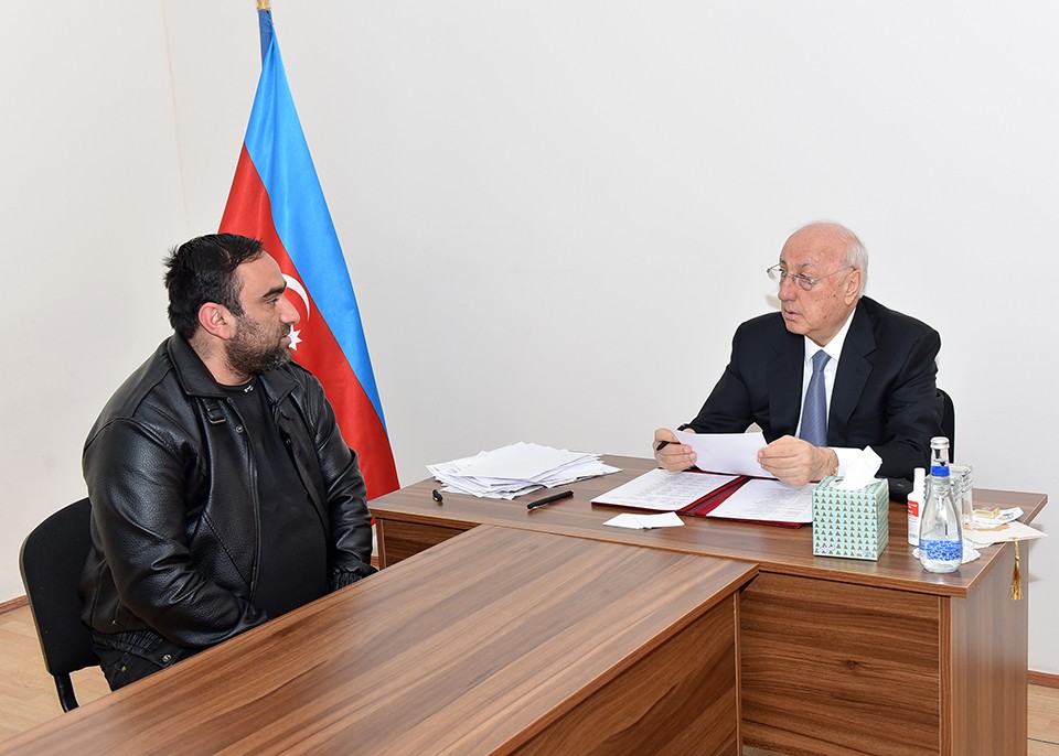 Zakir Fərəcov vətəndaş müraciətlərini dinləyib - FOTOLAR