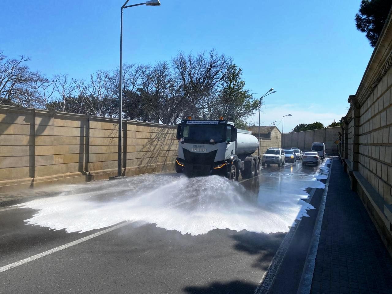 Paytaxtın 556  küçəsi yuyuldu - FOTOLAR