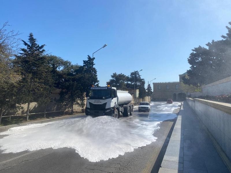 Paytaxtın 556  küçəsi yuyuldu - FOTOLAR