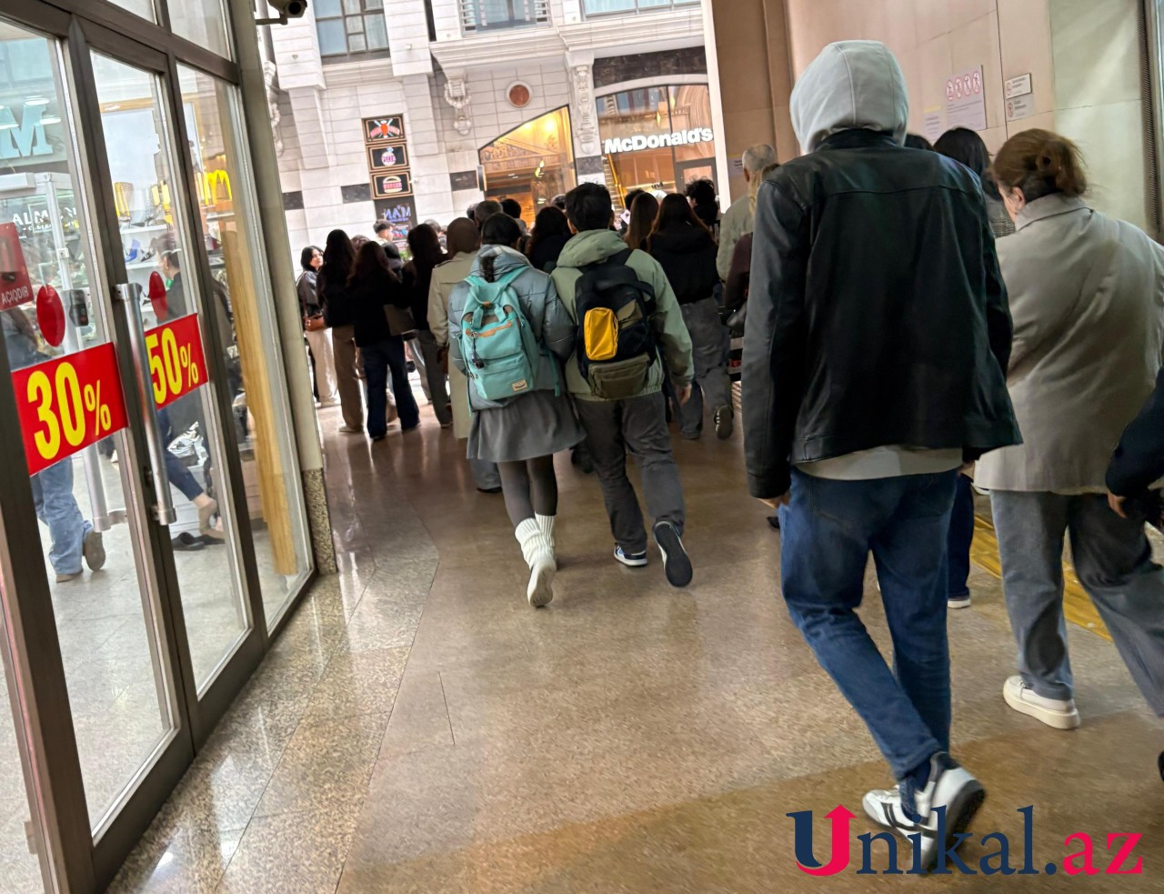 Sərnişinlər Bakı metrosundan belə çıxarılır - FOTOLAR