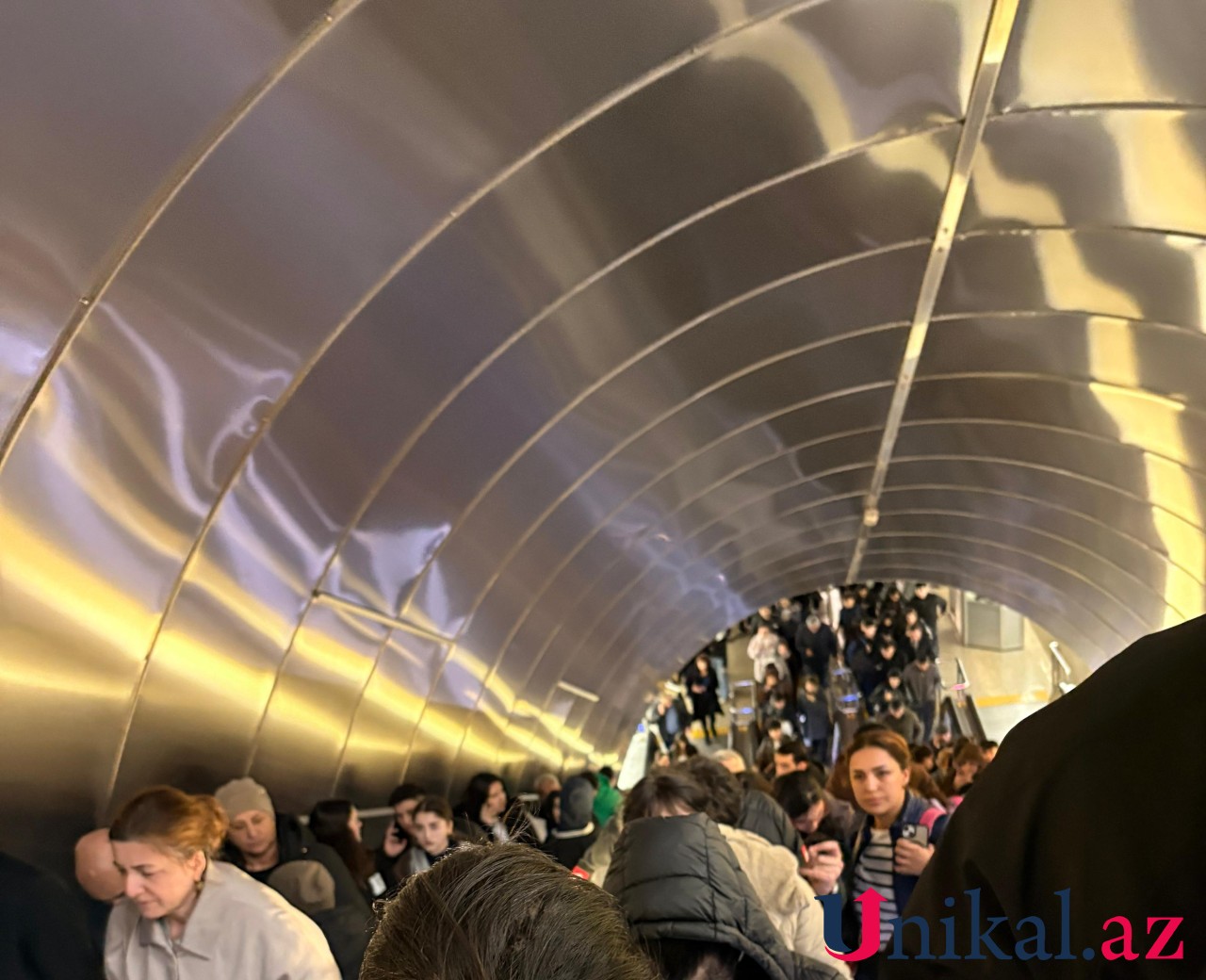Sərnişinlər Bakı metrosundan belə çıxarılır - FOTOLAR