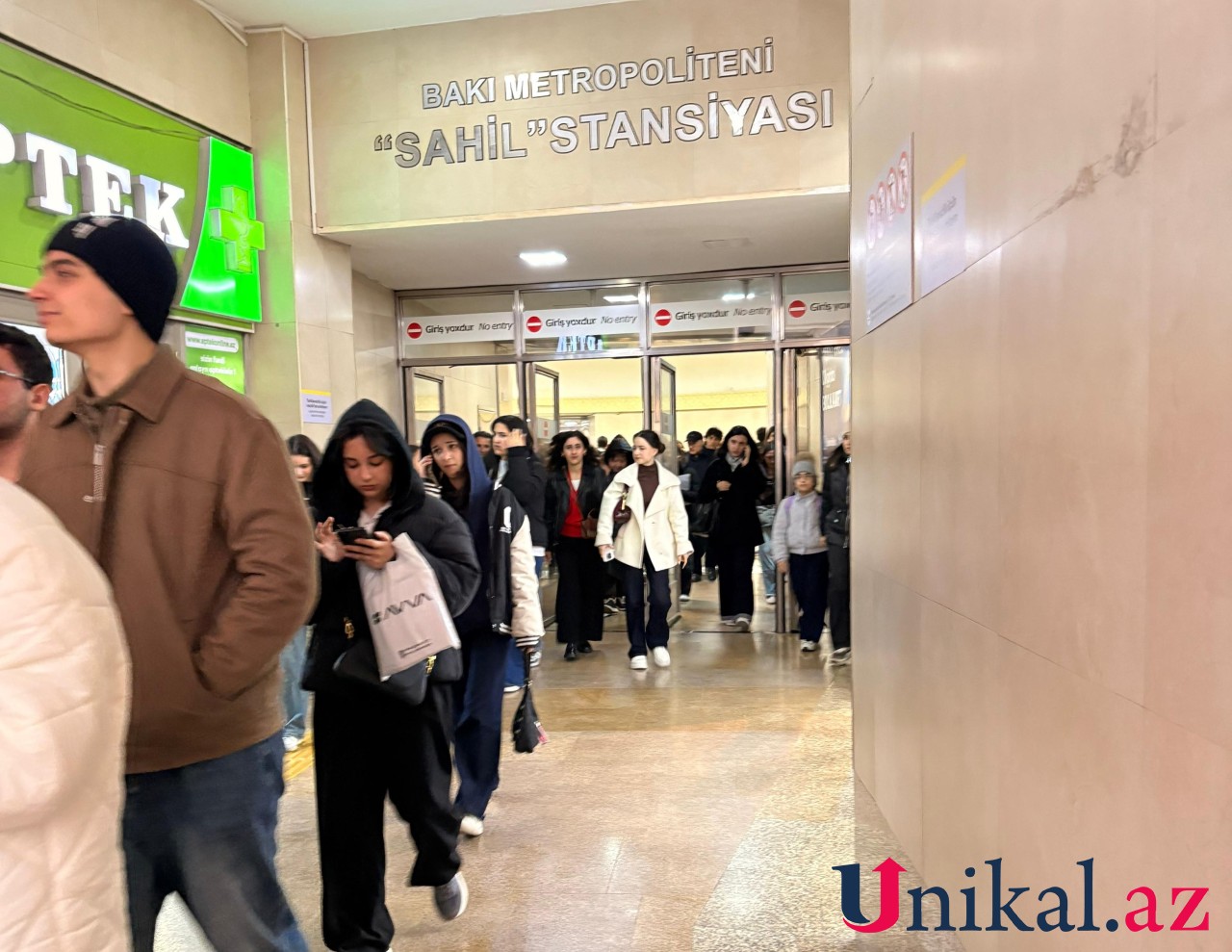 Sərnişinlər Bakı metrosundan belə çıxarılır - FOTOLAR