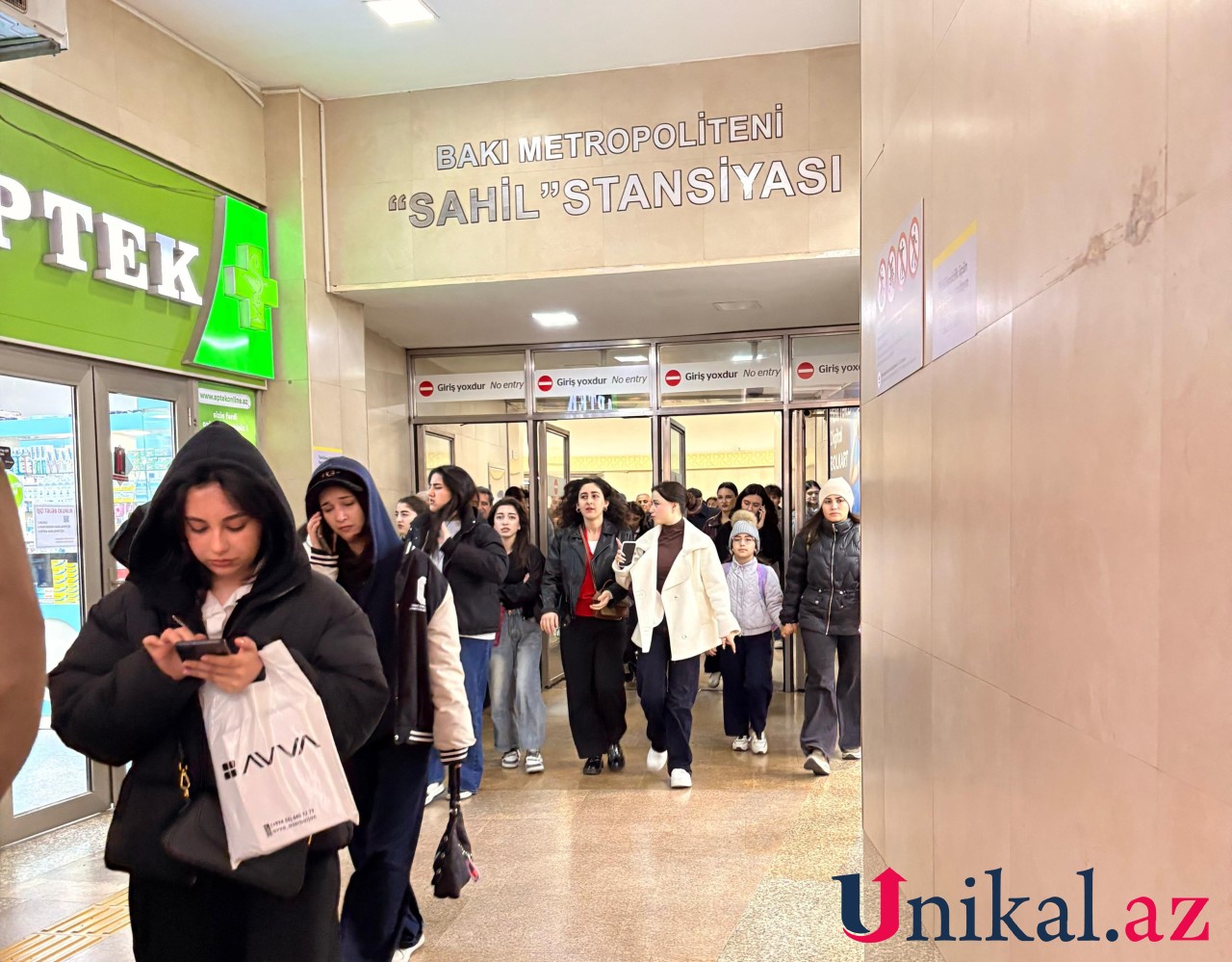 Sərnişinlər Bakı metrosundan belə çıxarılır - FOTOLAR