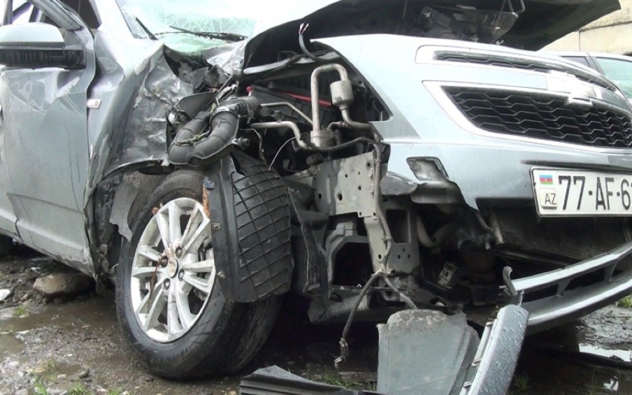 Qubada maşın ağaca çırpıldı- Ölən var (FOTOLAR)