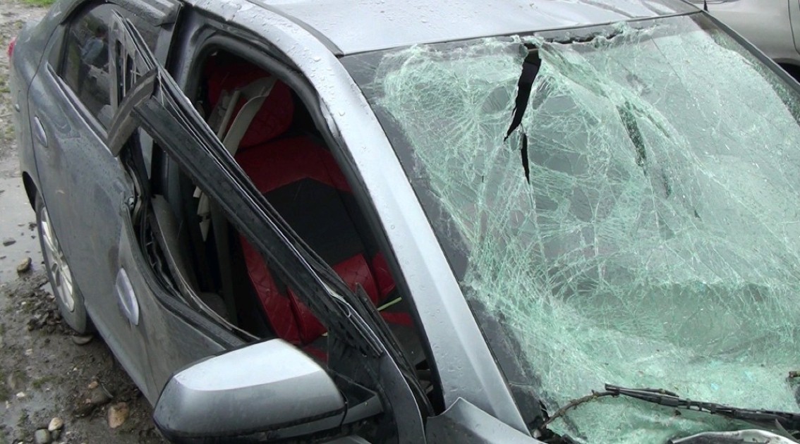 Qubada maşın ağaca çırpıldı - Ölən var (FOTOLAR)