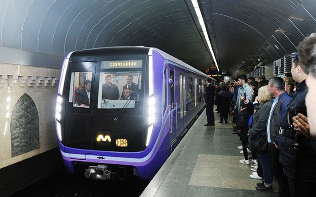 Bakı metrosunda qatar yoluna düşən sərnişinöldü