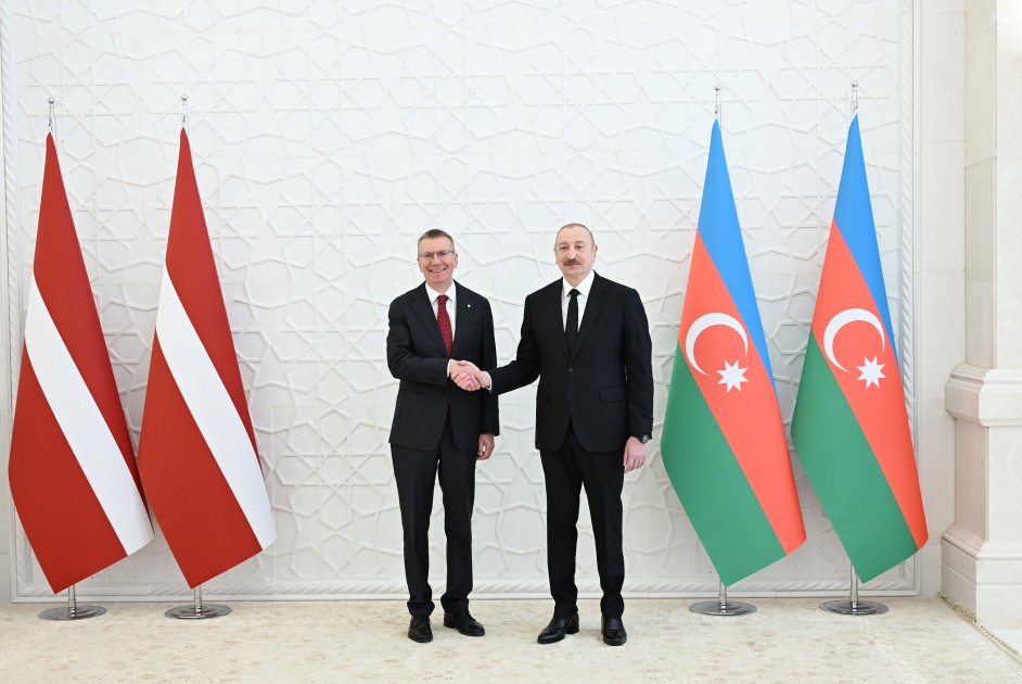 İlham Əliyev Latviya Prezidentini qarşıladı - FOTOLAR