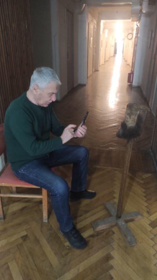 Əməkdar incəsənət xadimini kinostudiyadakı otağından çıxarıb, əşyalarını doğradılar (FOTO)