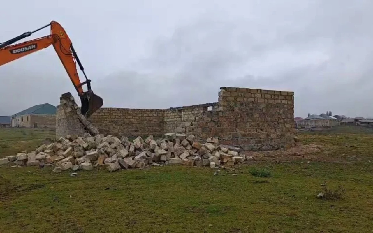Teleqüllə yaxınlığındakı qanunsuz tikililər söküldü- VİDEO