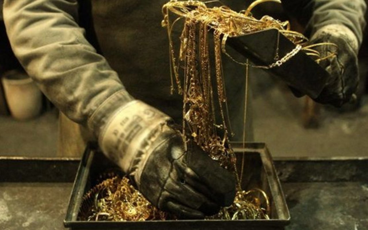 Mağazadan 100 min manat dəyərində qızıl oğurlandı