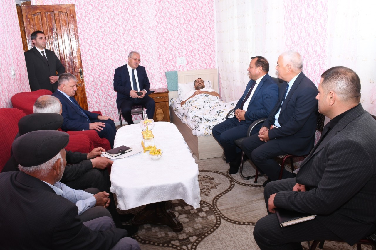 Vaqif Həsənov mina partlayışı nəticəsində ayağını itirən sakini ziyarət etdi - FOTOLAR