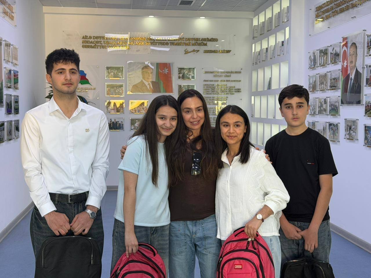 Leyla Əliyeva onuncu sinif şagirdinə qolbağını bağışladı - FOTOLAR