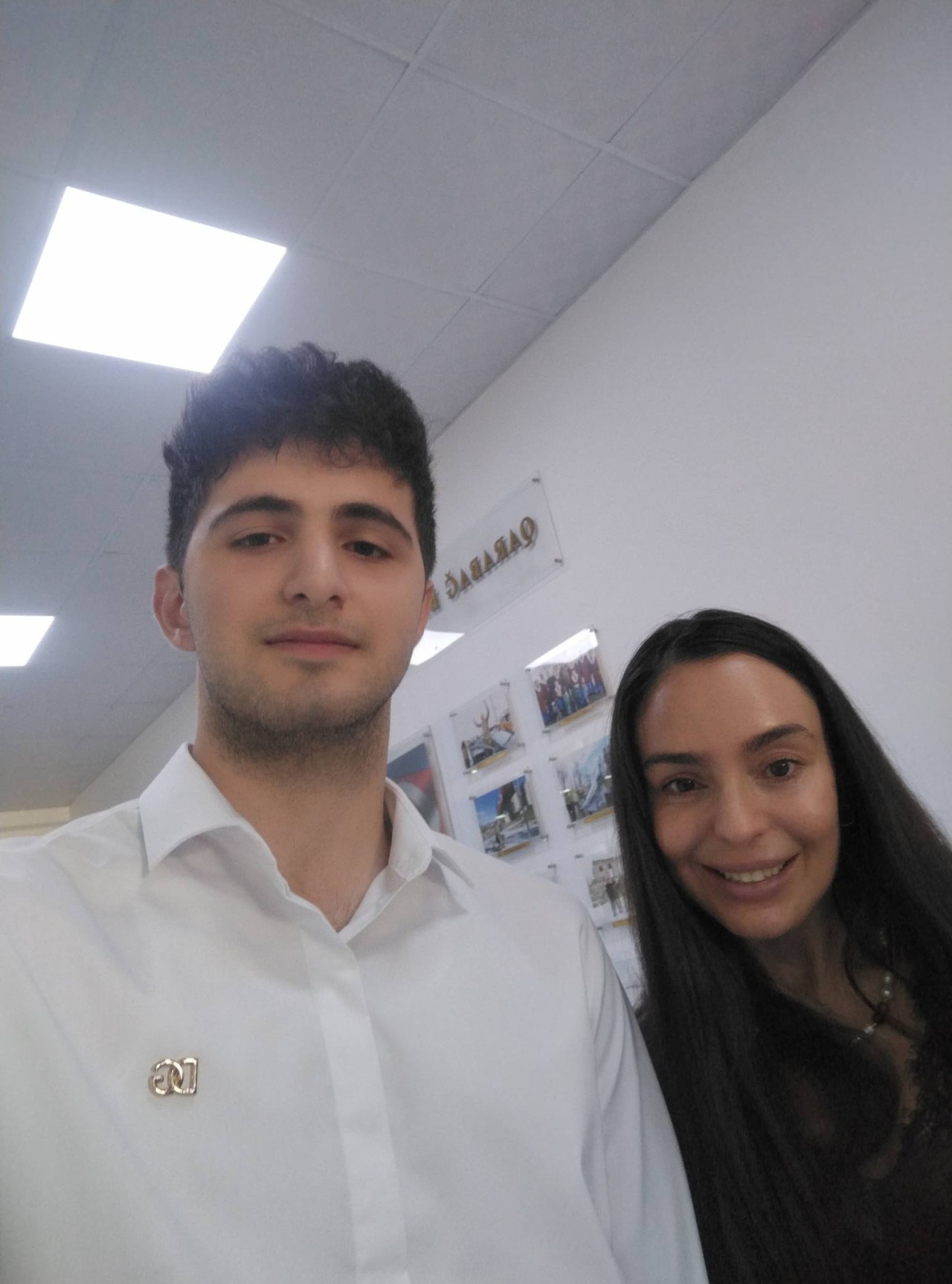 Leyla Əliyeva onuncu sinif şagirdinə qolbağını bağışladı - FOTOLAR