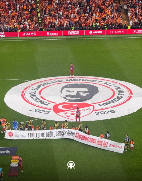 Bu qırmızı kart saxta xəbərlər üçündür - FOTO