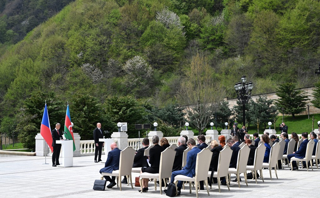 İlham Əliyev və Çexiyanın Baş naziri mətbuata bəyanatlarla çıxış etdilər - FOTO