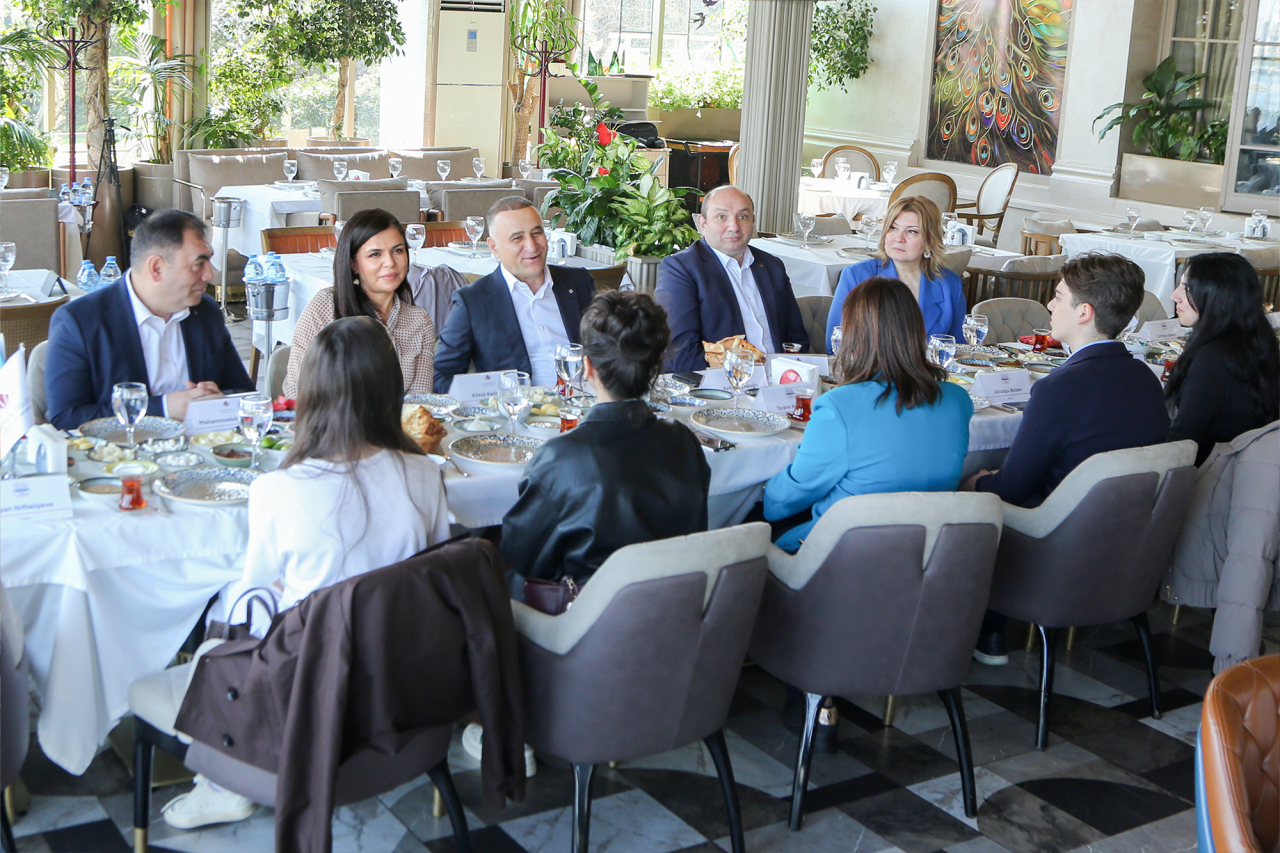 “Senior Talks” layihəsinin davamı: Aydın Veysəloğlu ADA tələbələri ilə yenidən görüşdü