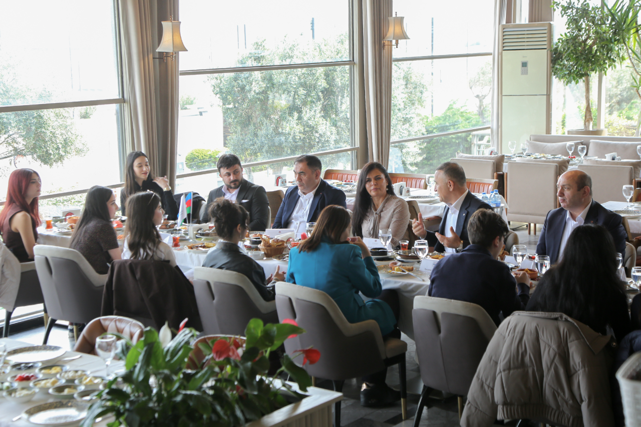 “Senior Talks” layihəsinin davamı: Aydın Veysəloğlu ADA tələbələri ilə yenidən görüşdü