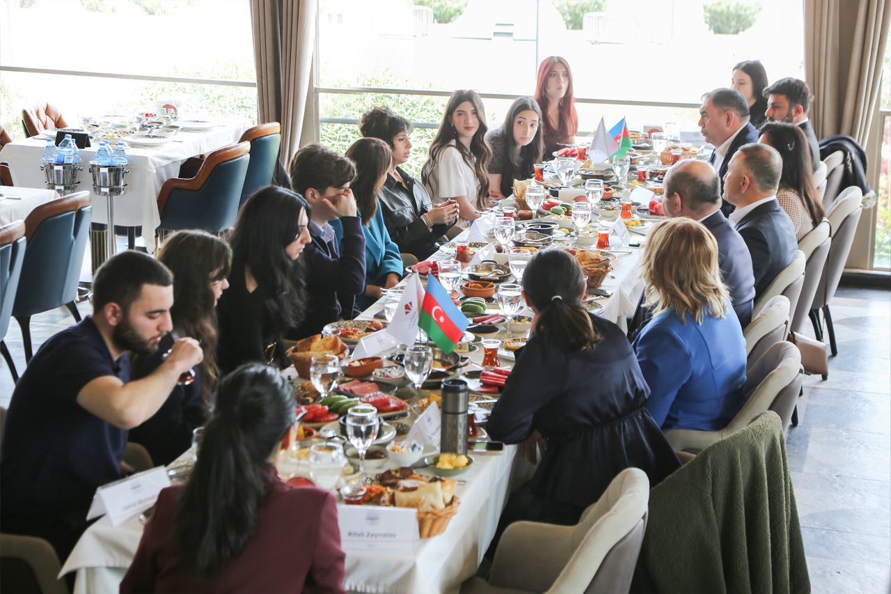 “Senior Talks” layihəsinin davamı: Aydın Veysəloğlu ADA tələbələri ilə yenidən görüşdü