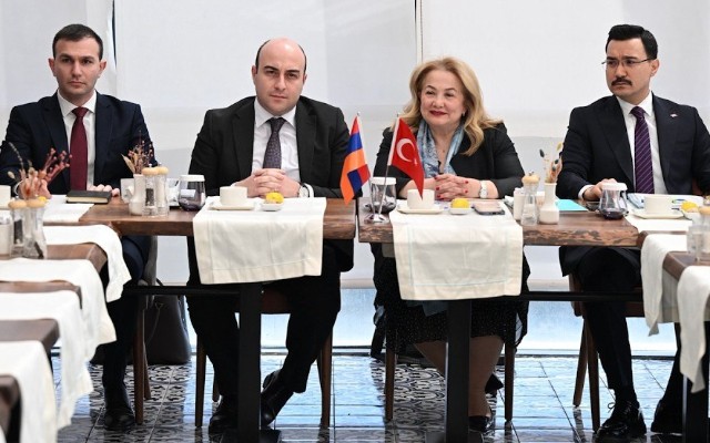 Türklər və ermənilər Qarsda görüşdülər