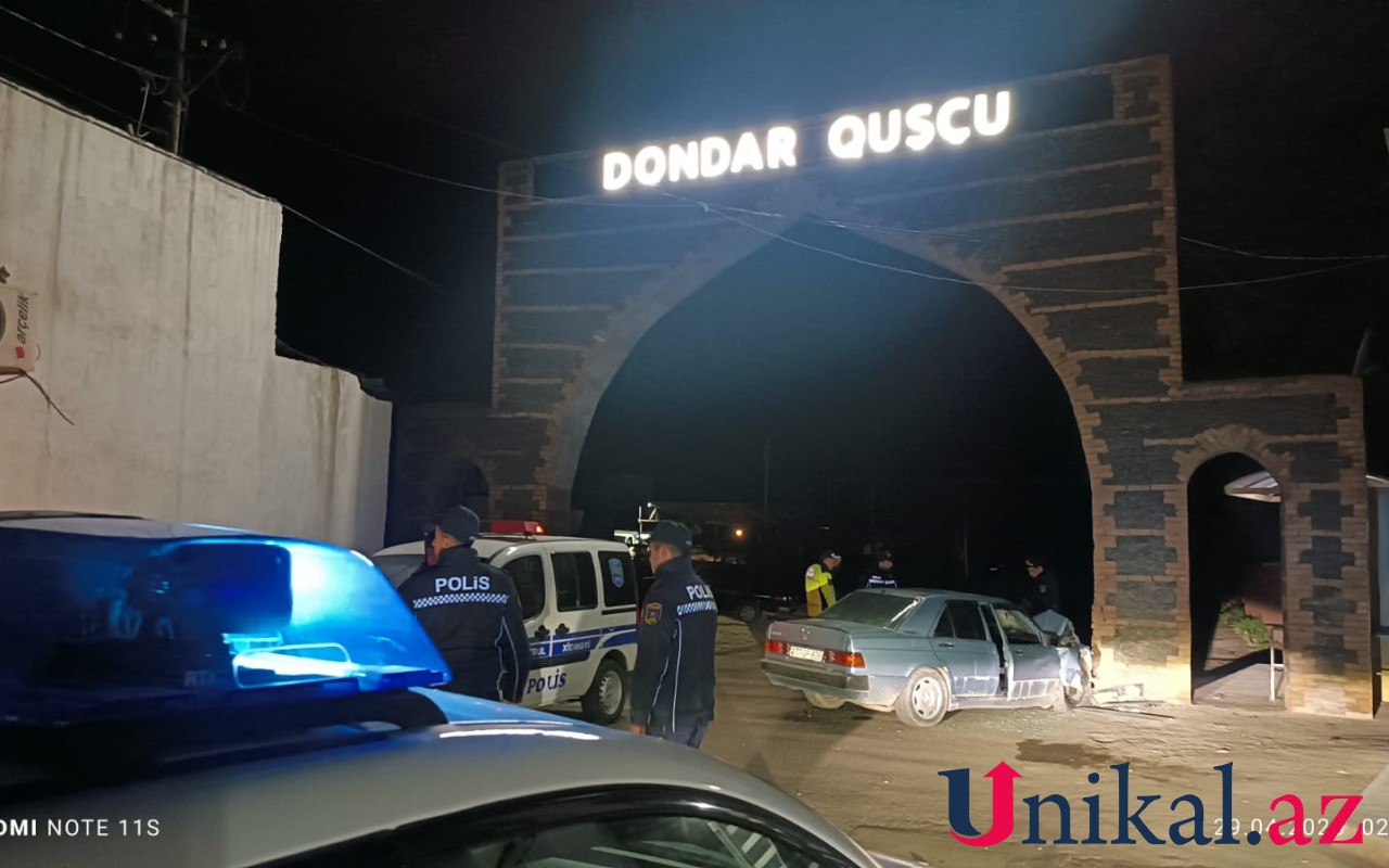 Tovuzda maşın divara çırpıldı - Xəsarət alanlar var (FOTO)