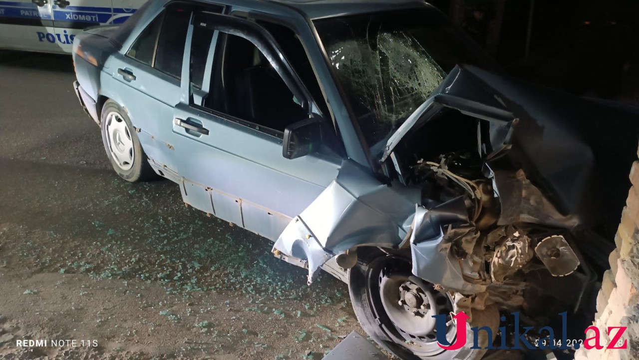 Tovuzda maşın divara çırpıldı - Xəsarət alanlar var (FOTO)