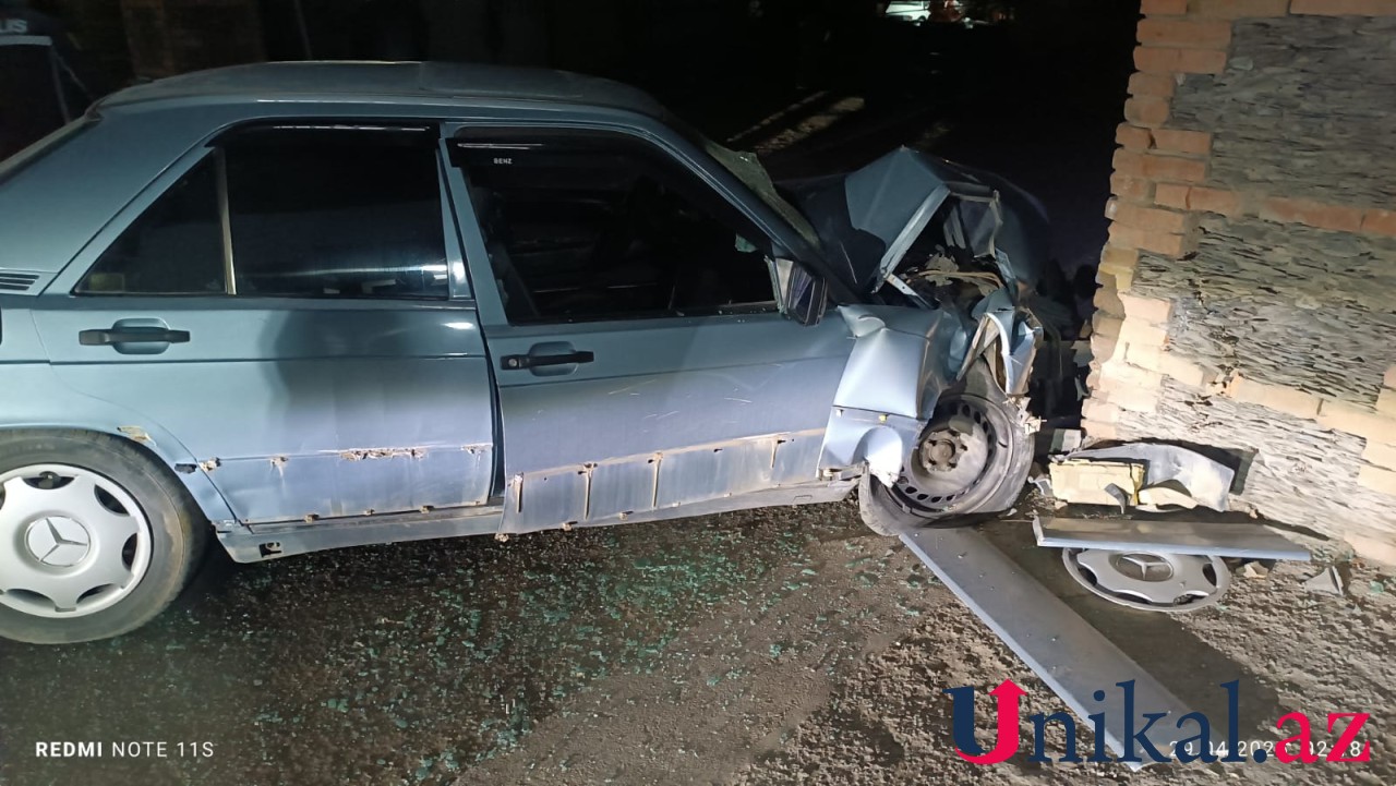 Tovuzda maşın divara çırpıldı - Xəsarət alanlar var (FOTO)