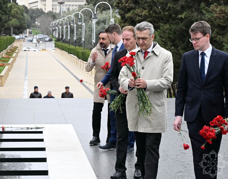 Almaniya Bundestaqının nümayəndə heyəti Şəhidlər xiyabanını ziyarət etdi - FOTOLAR