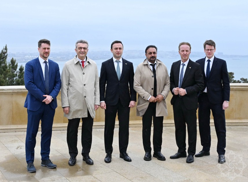 Almaniya Bundestaqının nümayəndə heyəti Şəhidlər xiyabanını ziyarət etdi - FOTOLAR