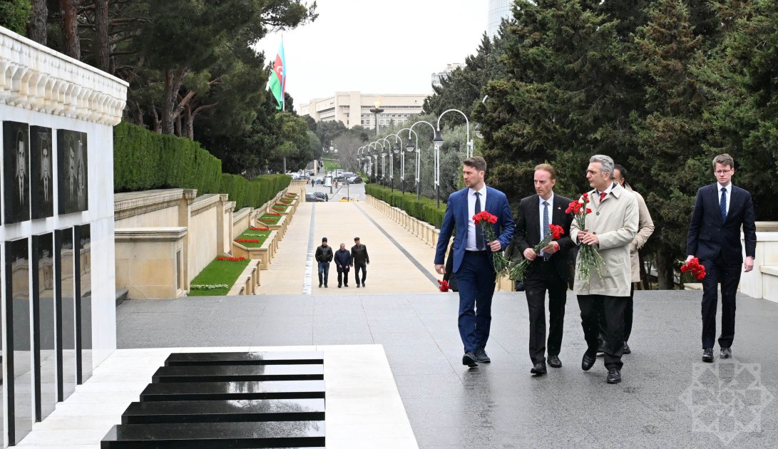 Almaniya Bundestaqının nümayəndə heyəti Şəhidlər xiyabanını ziyarət etdi - FOTOLAR