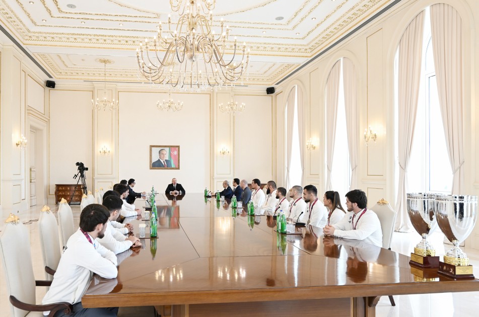 Prezident çempion olan güləşçiləri qəbul etdi - FOTOLAR (YENİLƏNİB)