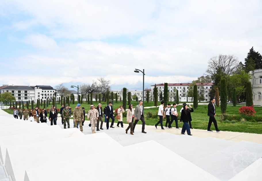 Xarici diplomatlar Xankəndidə Zəfər Parkında - FOTOLAR